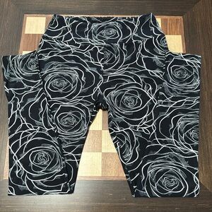 NWT UNICORN LuLaRoe OS leggings black and white roses very soft.